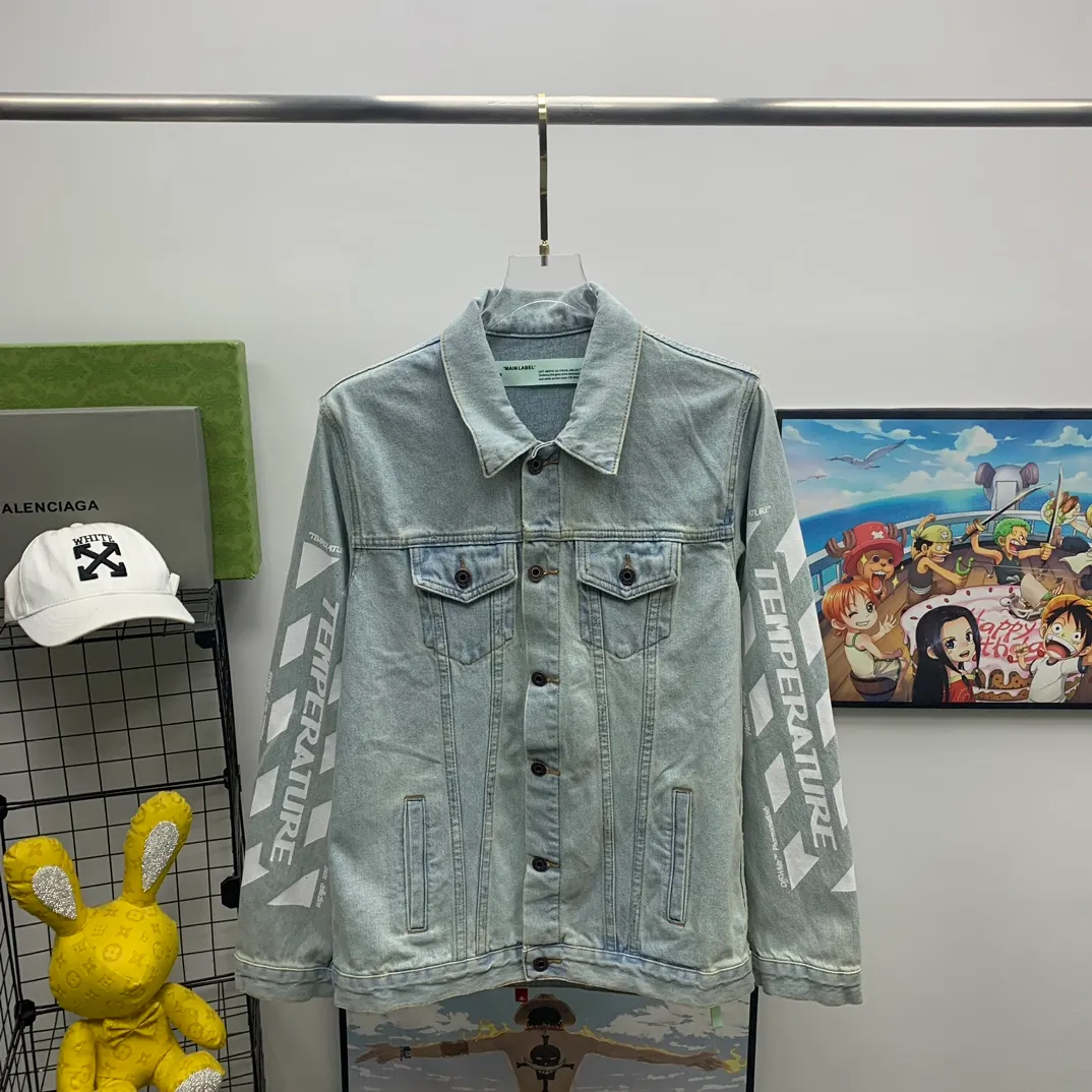 Top tested version OFF WHITE OW new tape patch arrow Zebra crossing OW men and women couple denim jacket original quality 22 brand new official collar label, the real over-the-top version Off-white 2022SS BLACK TAPE ARROWS DENIM JACKET tape denim jacket, obvious signature, unique high street style! The latest rubber strip industrial style elements in spring and summer (the main focus this season), heavy denim, more tough and retro, the main elements are heavily processed and have a micro profile, which can be worn by both men and women! Street arrow denim, a full set of customized accessories! Strict quality control! The same level as purchasing counters! Extremely difficult, don’t be afraid of any comparison! Color: washed blue Size: XS-L P:560